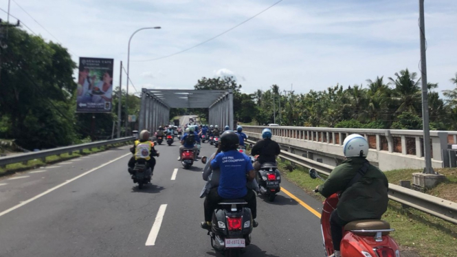 Para Pecinta Vespa Lakukan Touring di Bali