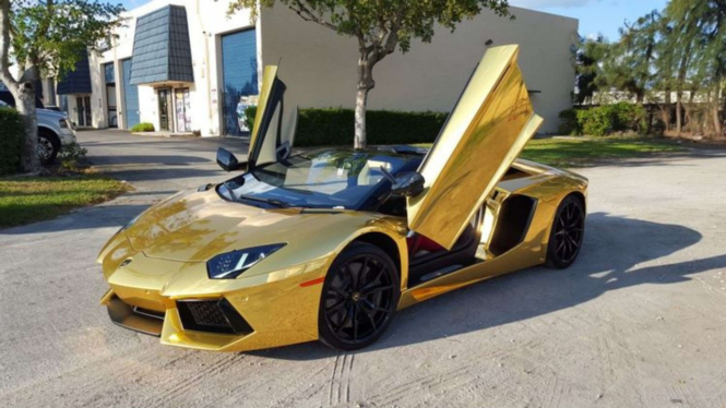  Lamborghini Aventador dilapisi emas