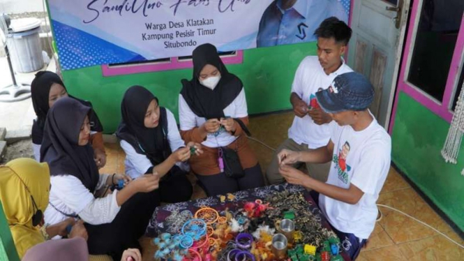 Relawan Sandiaga menggelar pelatihan handy craft cinderamata