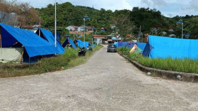 Tenda-tenda darurat disiagakan untuk pengungsi warga terdampak gempa di Stadion Manakarra Kabupaten Mamuju, Sulawesi Barat, Kamis, 9 Juni 2022.