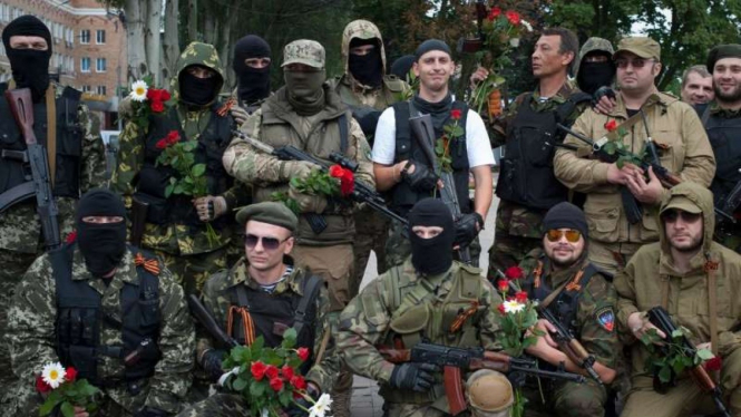 Pasukan pro Rusia di Donetsk berfoto tahun 2014