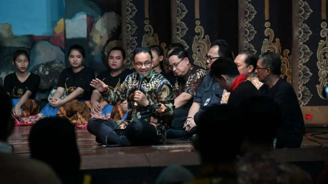 Gubernur DKI Jakarta Anies Baswedan mengunjungi Gedung Wayang Orang Bharata.