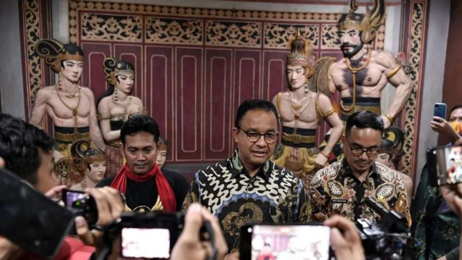 Gubernur DKI Jakarta Anies Baswedan mengunjungi Gedung Wayang Orang Bharata.