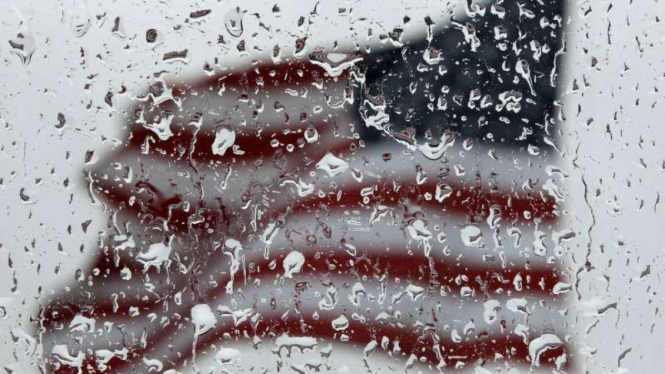 Bendera AS tampak berkibar saat cuaca buruk di AS