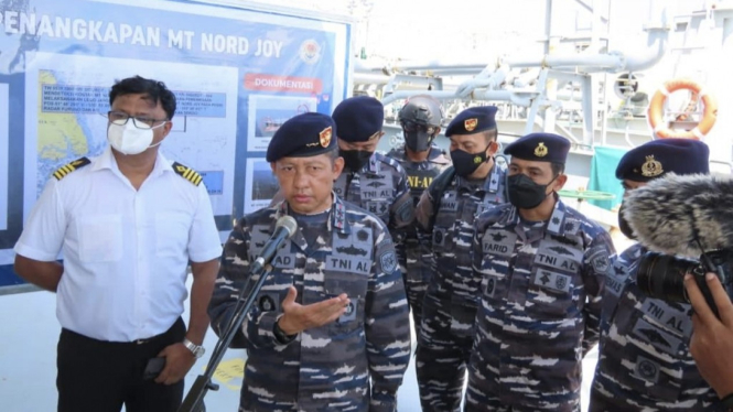 VIVA Militer:Pangkoarmada I Laksda TNI Arsyad Abdullah di atas kapal MT.Nord Joy