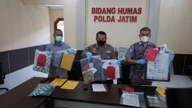 Polisi merilis penetapan Aminuddin Mahmud, Amir Khilafatul Muslimin Surabaya Raya, sebagai tersangka di Markas Polda Jatim.