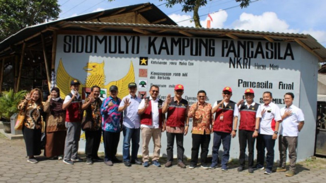 Rektor Unej Iwan Taruna (tengah) foto dengan warga dan perangkat Desa Sidomulyo