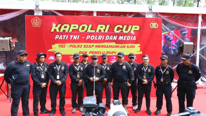 Kegiatan lomba menembak bersama TNI-Polri dan insan media di Mako Brimob Kelapa Dua, Depok, Jawa Barat, Sabtu (11/6).