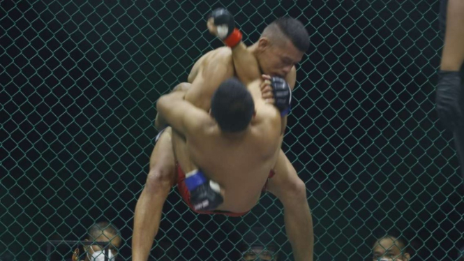 Frans Lincol Sormin vs Fhasya Ikhsan di One Pride MMA