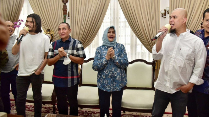 Gubernur Sumatera Utara Edy Rahmayadi menjamu pentolan grup musik Dewa 19, Ahmad Dhani, Muhammad Devirzha, dan tim Dewa 19 makan siang di Rumah Dinas Gubernur di kota Medan, Sabtu, 11 Juni 2022.