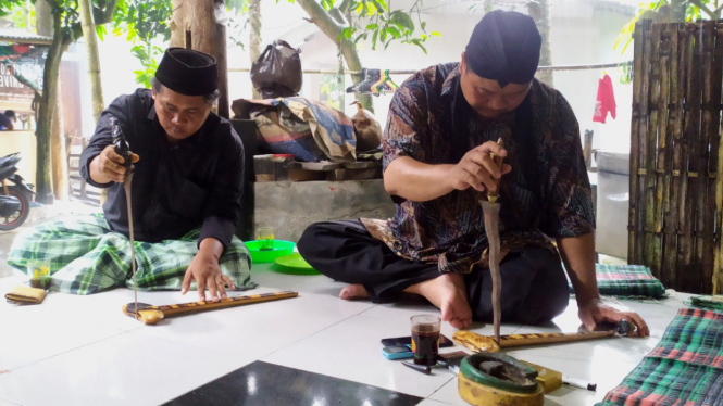 Para pembuat senggeger di Lombok