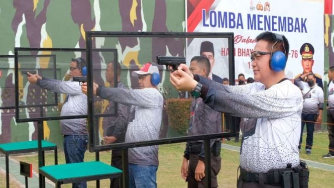 Polda Riau menggelar lomba menembak bersama jurnalis