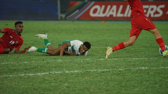 Ricky Kambuaya dalam laga Timnas Indonesia vs Yordania