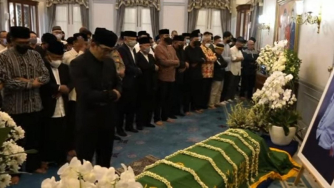 Gubernur Jawa Barat Ridwan Kamil menjadi imam Salat Jenazah Eril.