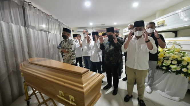 Momen para menteri salatkan jenazah Eril saat tiba di Bandara.