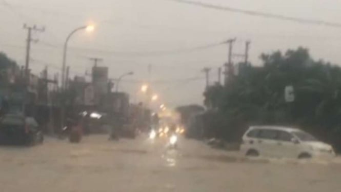 Banjir merendam jalan trans-Sulawesi di Jalan Urip Sumoharjo yang melintasi di tengah kota Mamuju, Sulawesi Barat, Minggu, 12 Juni 2022.