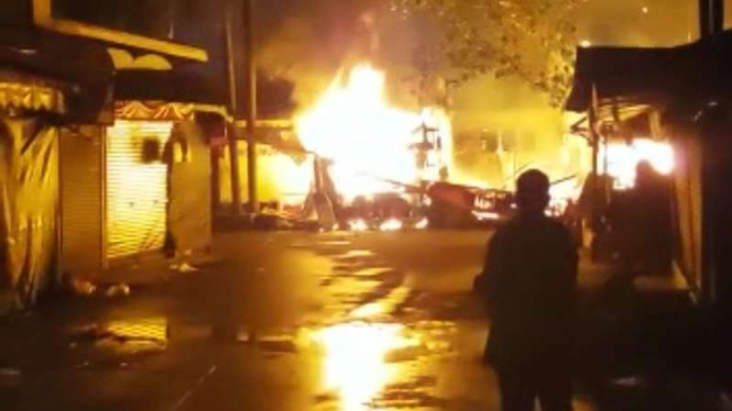Belasan kios pasar warung jambu Bogor hangus terbakar