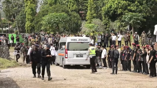 Jenazah Eril tiba di pemakaman keluarga di Cimaung, Kabupaten Bandung