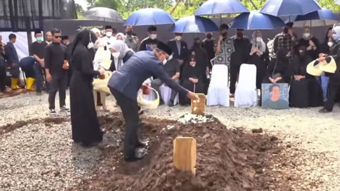 Ridwan Kamil dan istri tabur bunga di makam Emmeril Kahn Mumtadz atau Eril