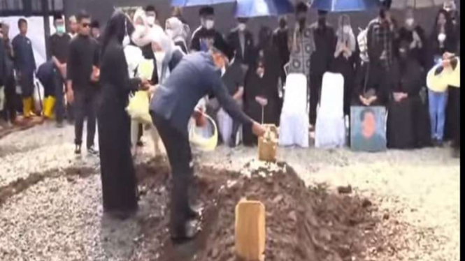 Ridwan Kamil menabur bungan di makam Eril