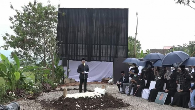 Pidato Ridwan Kamil di atas makam Emmeril Kahn Mumtadz