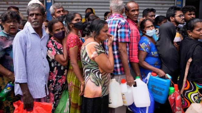Warga Sri Lanka antre minyak dan gas yang dirasakan mulai langka