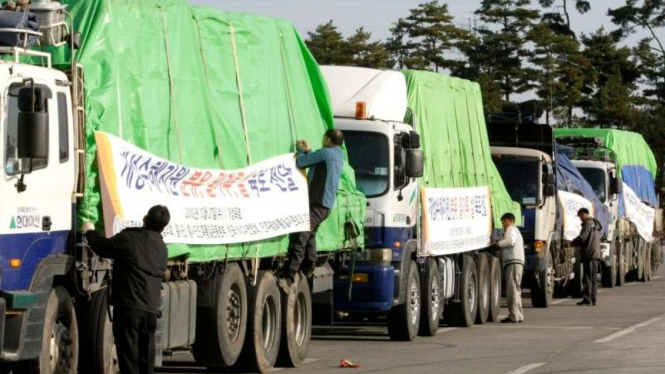 Sopir-sopir truk di Korsel saat akan bawa bantuan banjir ke Korut tahun 2008