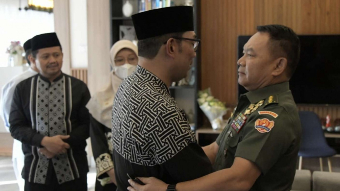 VIVA Militer: KSAD Jenderal TNI Dudung takziah ke kediaman Ridwan Kamil