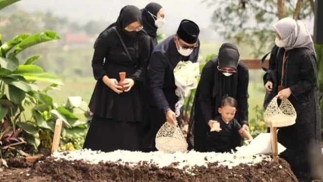Keluarga Ridwan Kamil tabur bunga di makam Eril