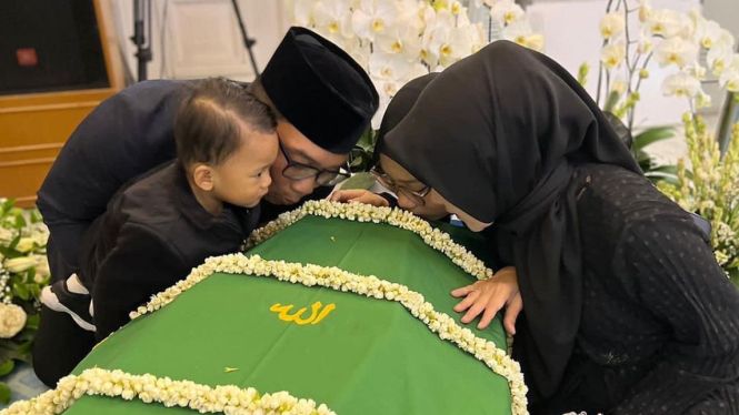 Keluarga Ridwan Kamil mencium keranda jenazah almarhum Eril