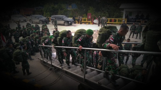 VIVA Militer: Embarkasi prajurit TNI oleh KRI Tanjung Kambani 971.