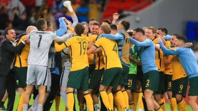 Timnas Australia rayakan keberhasilan lolos ke Piala Dunia 2022.