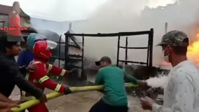 Viral Warga Rebut Selang Petugas Damkar saat Padamkan Api 