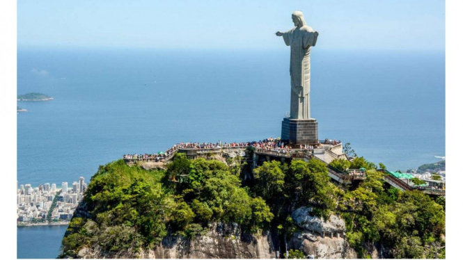 Patung Kristus Sang Penebus di Brazil