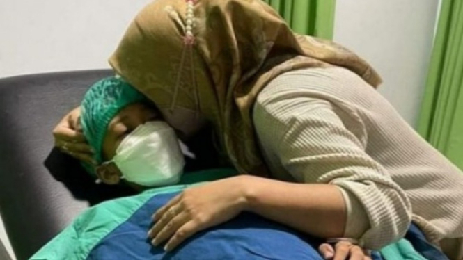 Korban bullying, B (13), bersama ibunya di rumah sakit.
