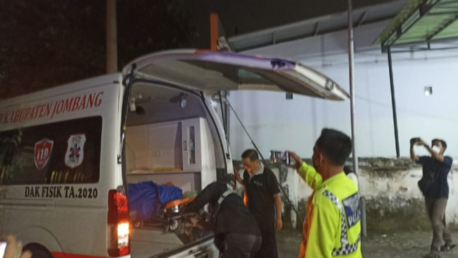 Petugas membawa korban truk terguling di Desa Sembung, Perak, Kabupaten Jombang.