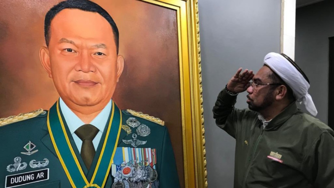 Ali Ngabalin bersama lukisan KSAD Jenderal Dudung