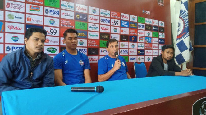 Pelatih Arema FC, Eduardo Almeida dan Teguh Amiruddin
