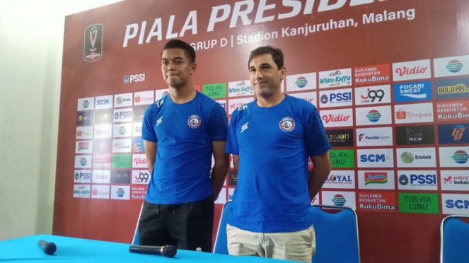 Pelatih Arema FC, Eduardo Almeida dan Teguh Amiruddin