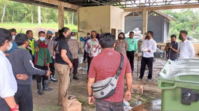 Polisi melakukan olah tempat kejadian perkara penemuan janin bayi di tempat pembuangan sampah Bandara Hang Nadim, Batam, Kepulauan Riau, Selasa, 14 Juni 2022.