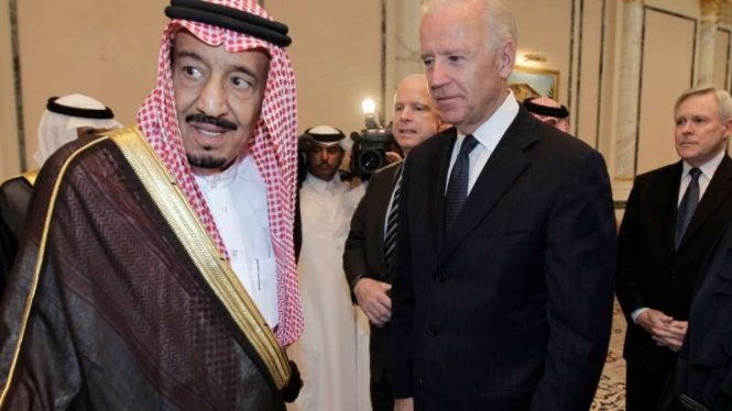 Joe Biden tahun 2011  saat bertemu Salman bin Abdel-Aziz (sekarang Raja Saudi)