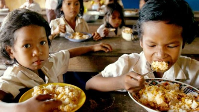 WFP berikan makanan bagi anak-anak di ruang kelas saat krisis pangan di Kamboja 