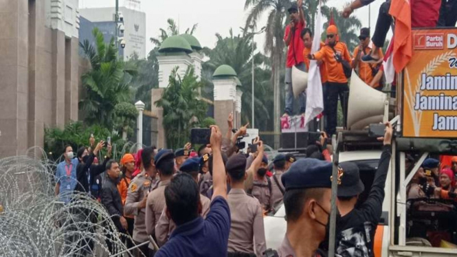 Aksi demo buruh di DPR