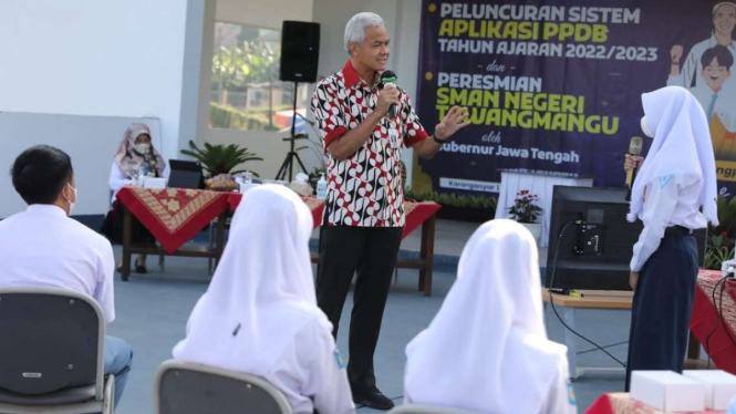 Gubernur Jateng Ganjar Pranowo saat memberi pengarahan kepada calon siswa SMA.