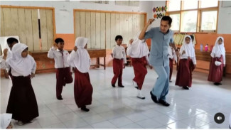 Totalias! Pak Ribut Ajari Murid SD Tari India, Dipuji Warganet