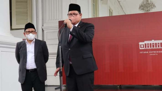 Menteri Koordinator Bidang Perekonomian sekaligus Ketua Umum DPP Partai Golkar Airlangga Hartarto (kanan) dan Ketua Umum DPP Partai Kebangkitan Bangsa Muhaimin Iskandar di Istana Kepresidenan Jakarta, Rabu, 15 Juni 2022.