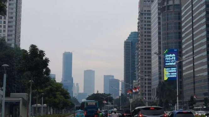 Gedung-gedung pencakar langit dengan latar kabut di Jalan Sudirman, Jakarta.