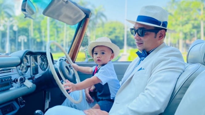 Ridwan Kamil bersama putra bungsunya, Arkana Aidan Misbach