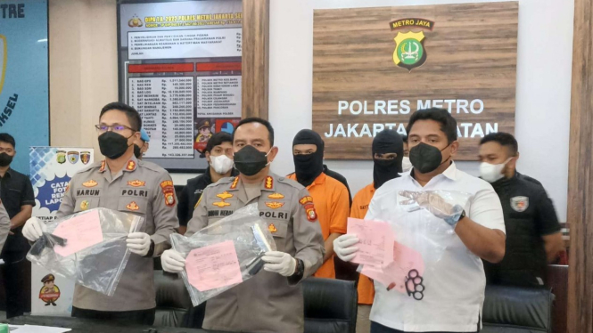 Polres Jaksel Rilis Penodongan pistol di Bar Senopati.