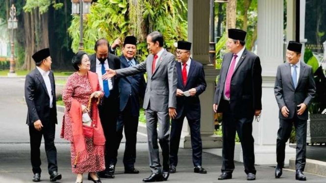 Presiden Jokowi beserta dengan para ketua umum partai politik koalisi pemerintah